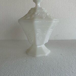 Anchor Hocking Wht milk glass candy dish, grapes & leaves covered footed vintage